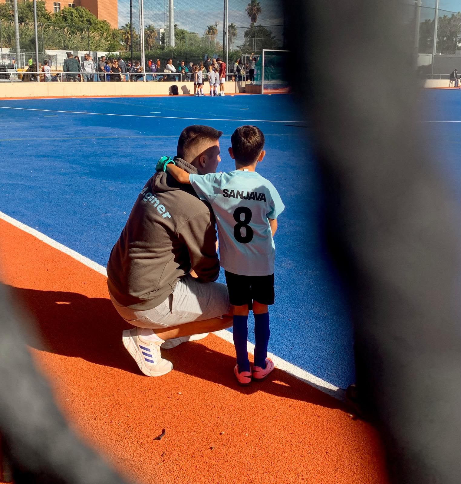 Equipo infantil del club posando en el pabellón con sus sticks