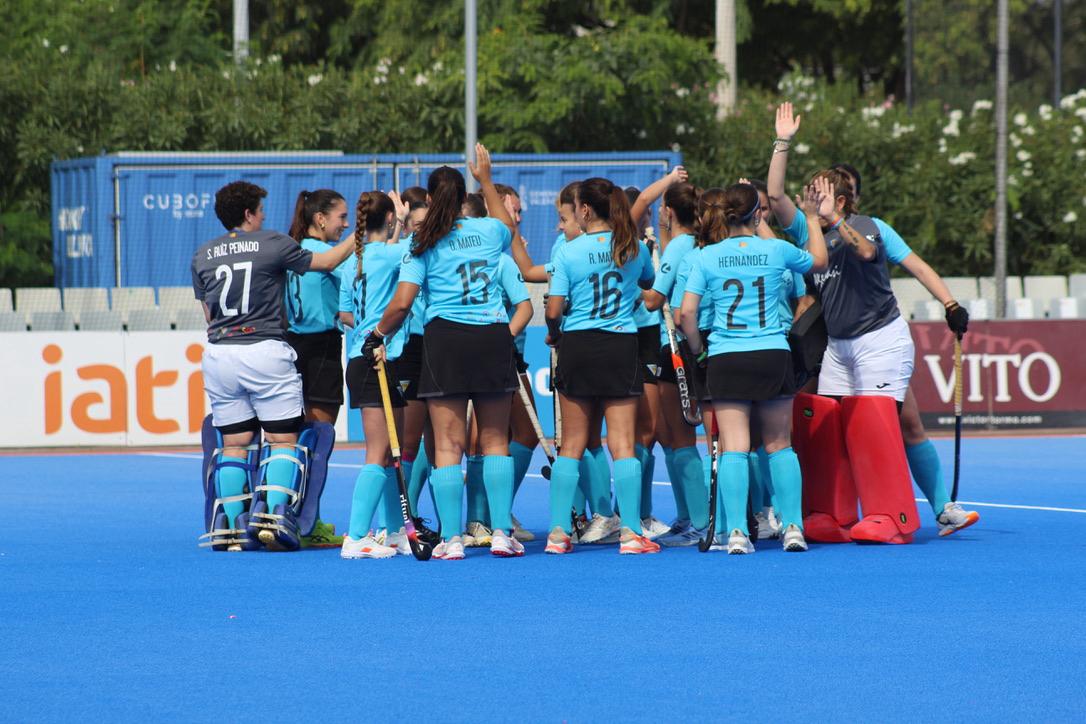 Jugadoras del Giner de los Ríos celebrando juntas tras un partido en Beteró