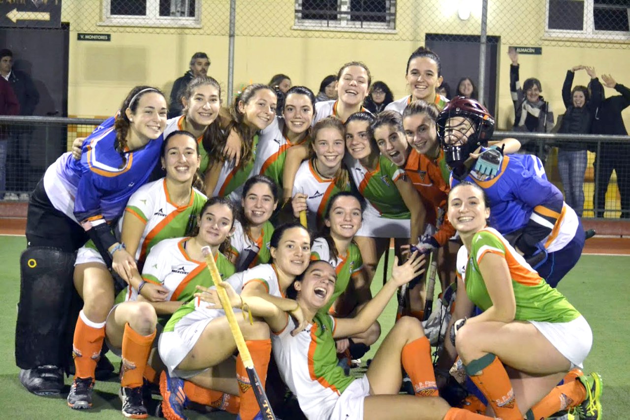 Jugadoras del Giner de los Ríos celebrando juntas tras un partido en Beteró