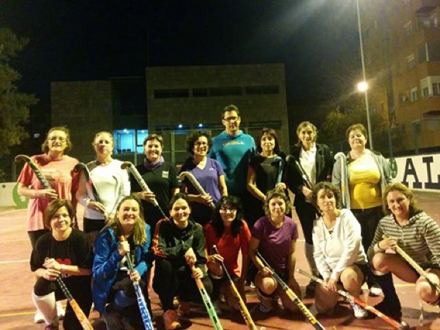 Equipo de Hockey Mami’s del club tras un entrenamiento nocturno